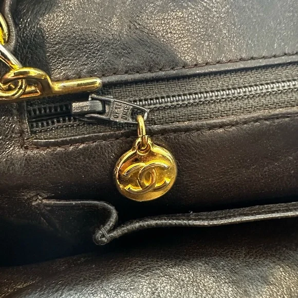 🔹 Vintage Chanel Chevron Large Camera Bag with COA 🔹 - Picture 7 of 16